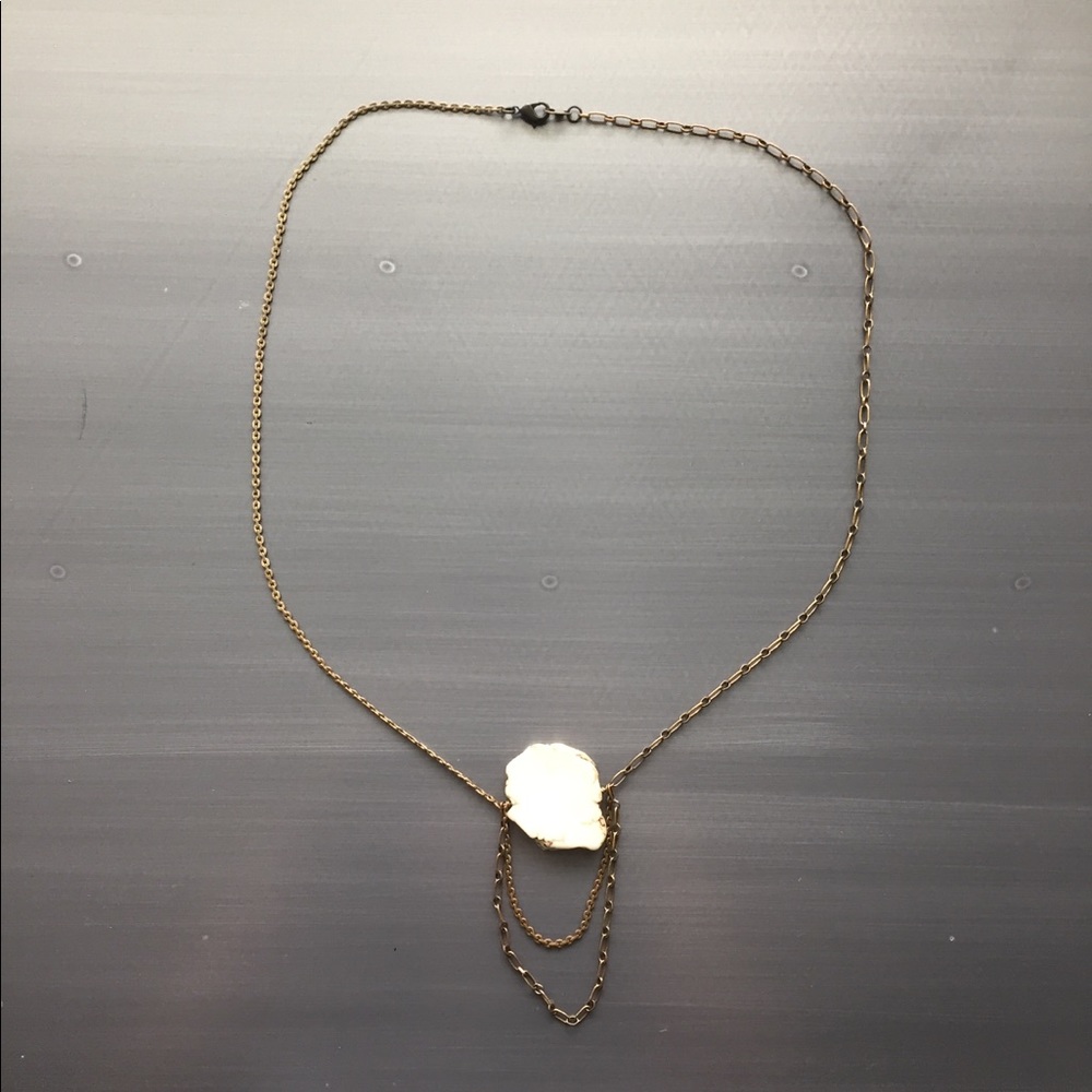 Necklace w/cream colored stone
